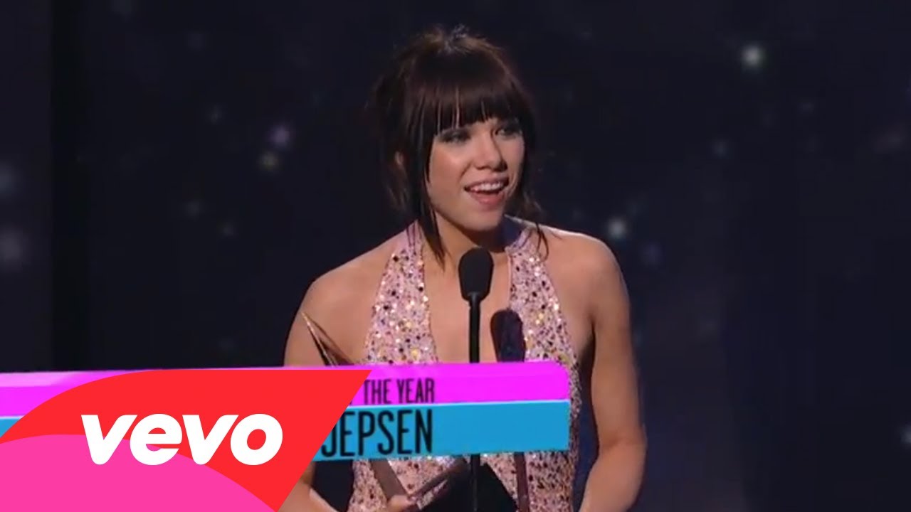 Carly Rae Jepsen – Red Carpet Interview – AMA 2012