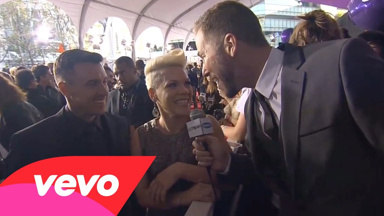 P!nk – Red Carpet Interview – AMA 2012