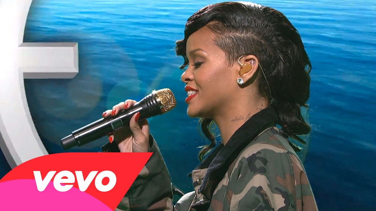 Rihanna – Diamonds (Live on SNL)
